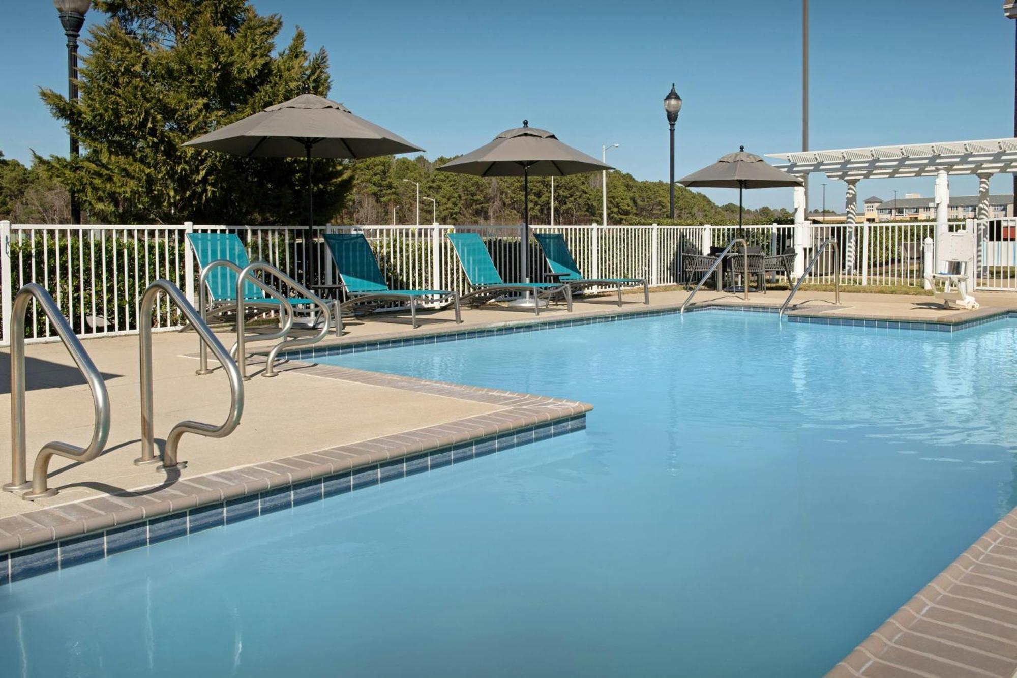 Courtyard Suffolk Chesapeake Hotel Bagian luar foto